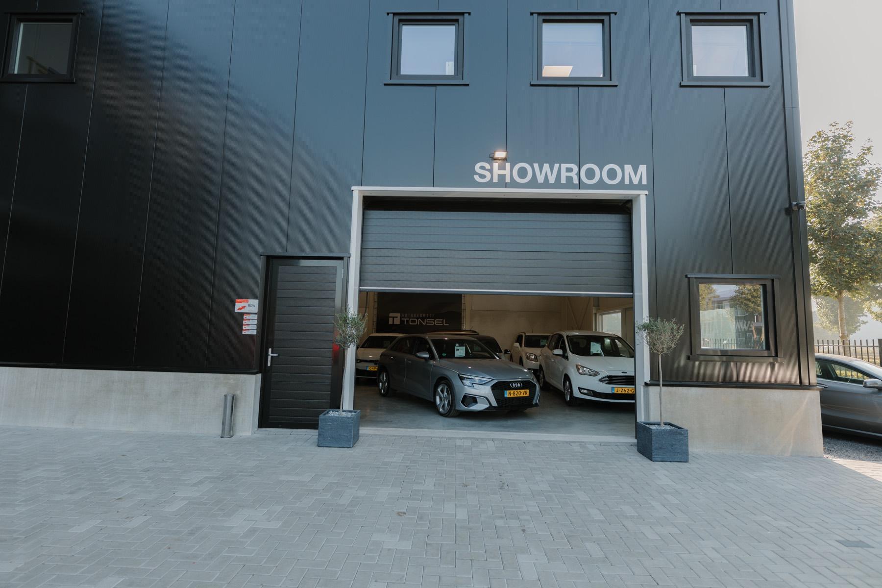 Showroom entree