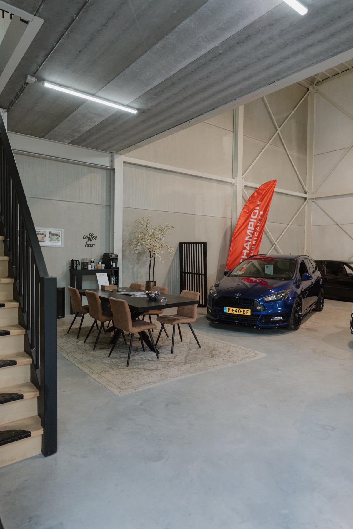 Showroom binnenzicht met coffee bar